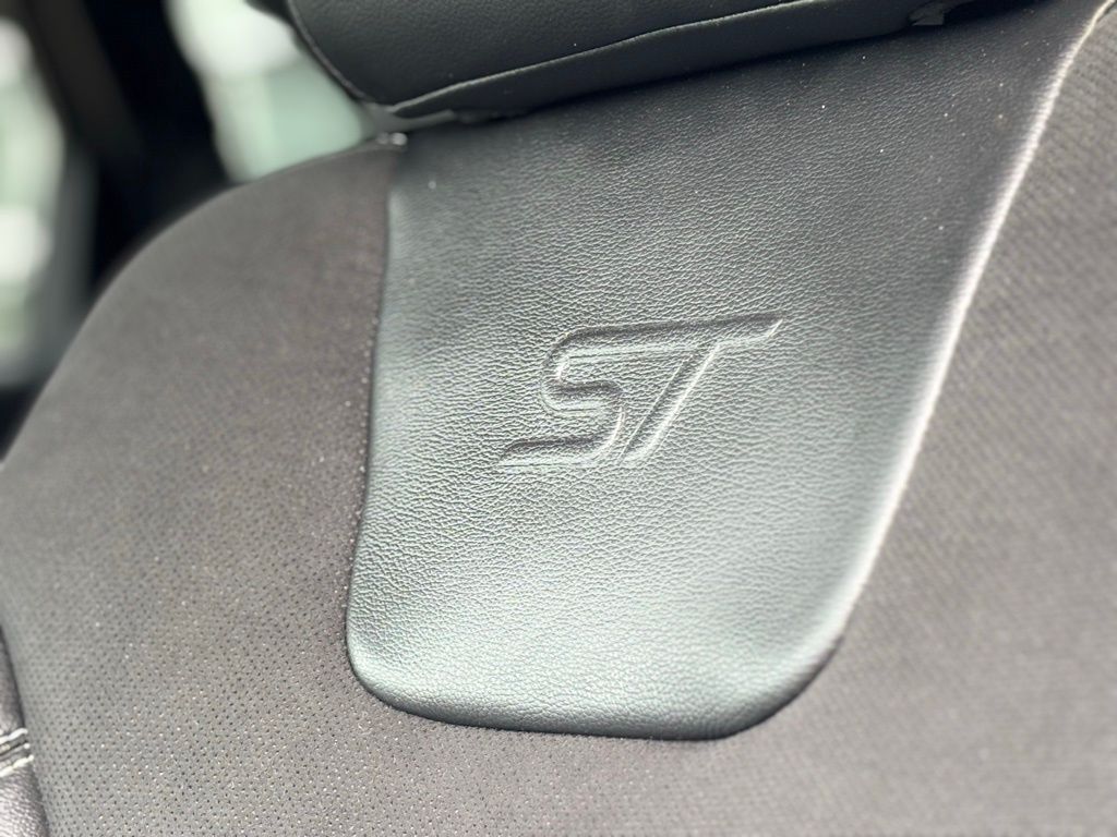 Vehicle image 27 of 34