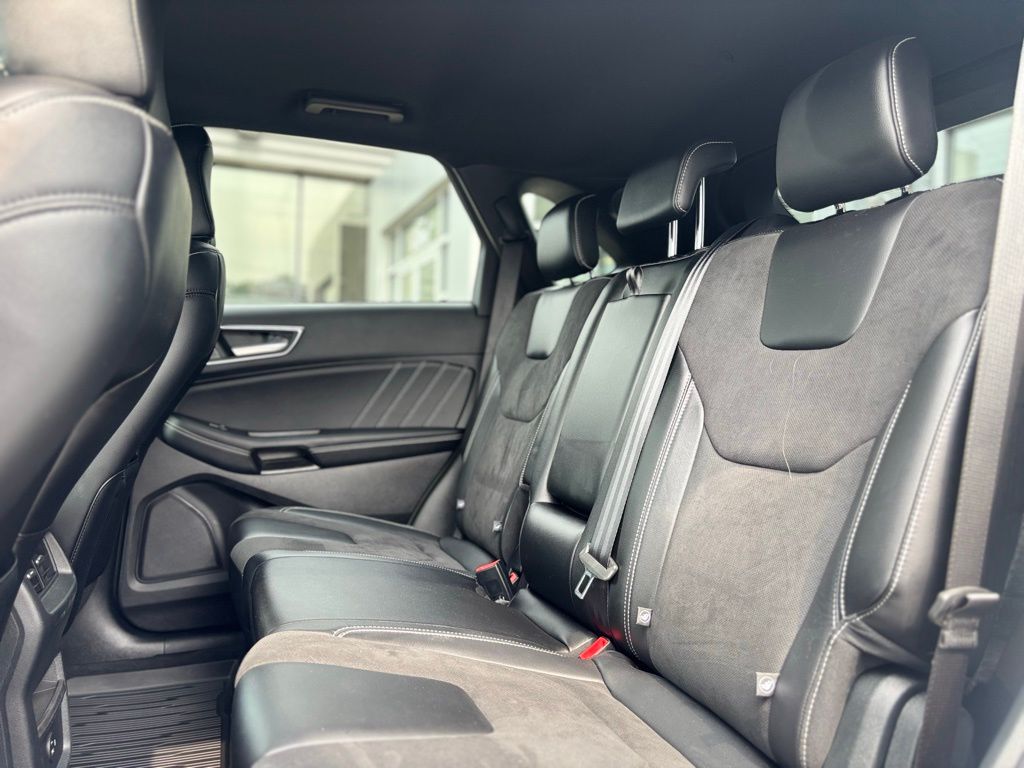 Vehicle image 10 of 34