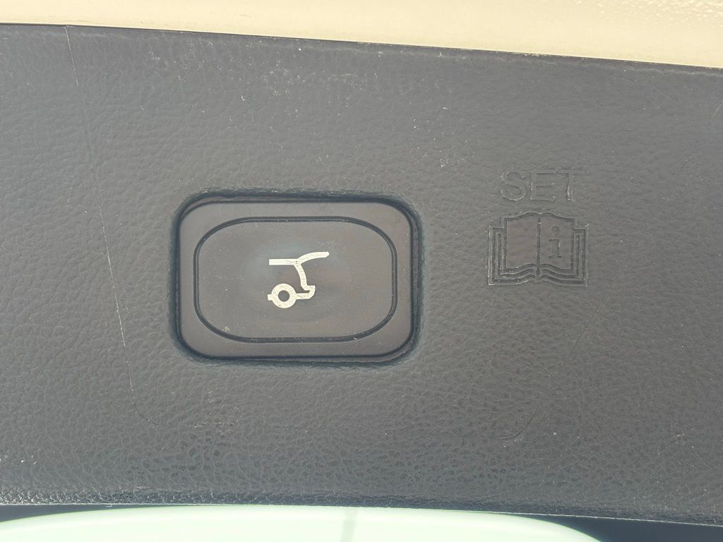 Vehicle image 33 of 34