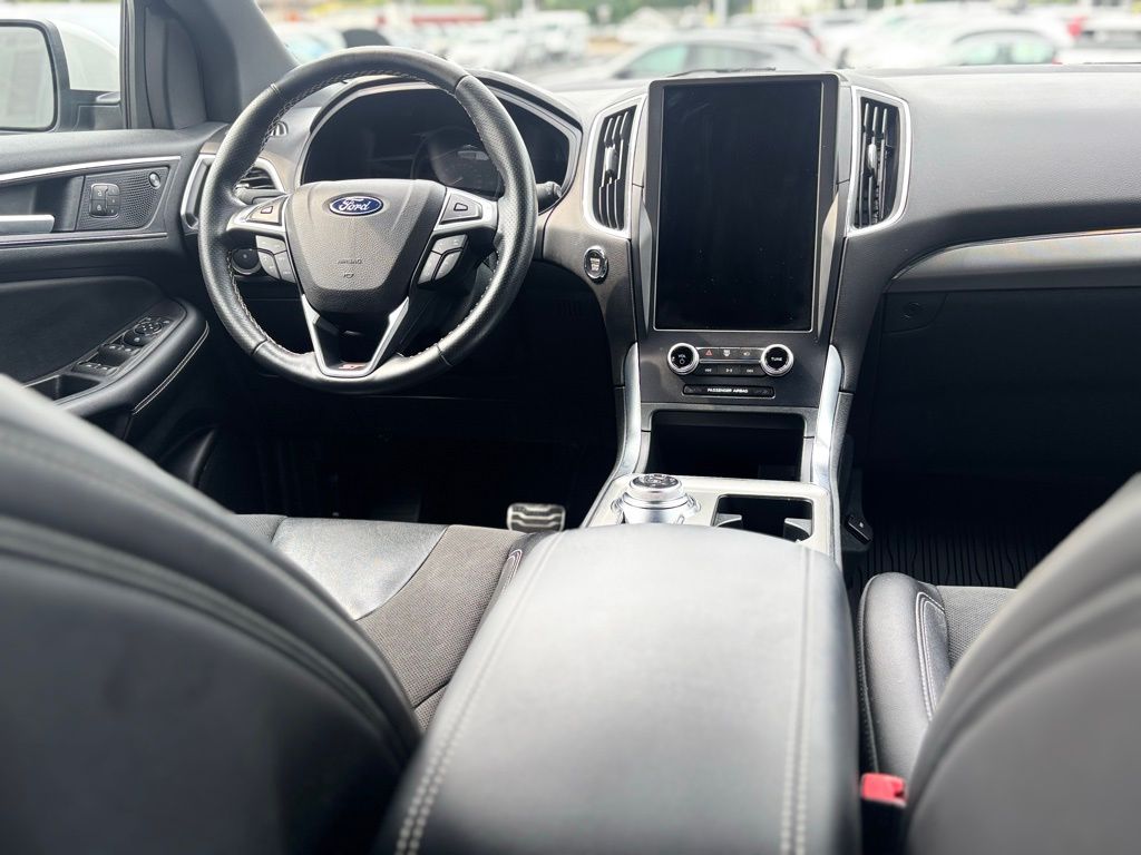 Vehicle image 16 of 34