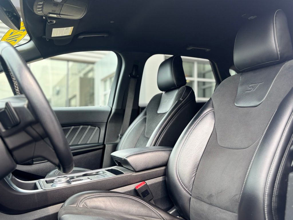 Vehicle image 13 of 34