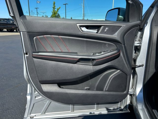 Vehicle image 25 of 37