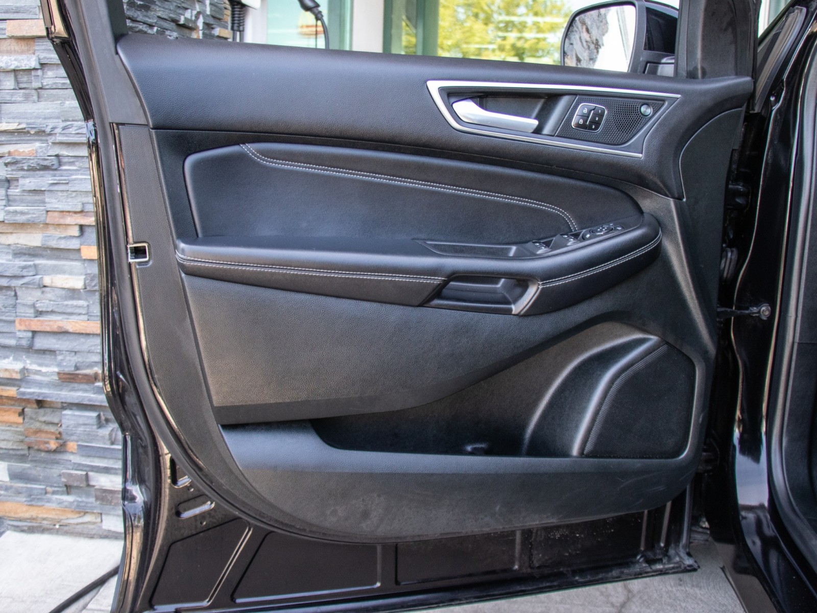 Vehicle image 8 of 24