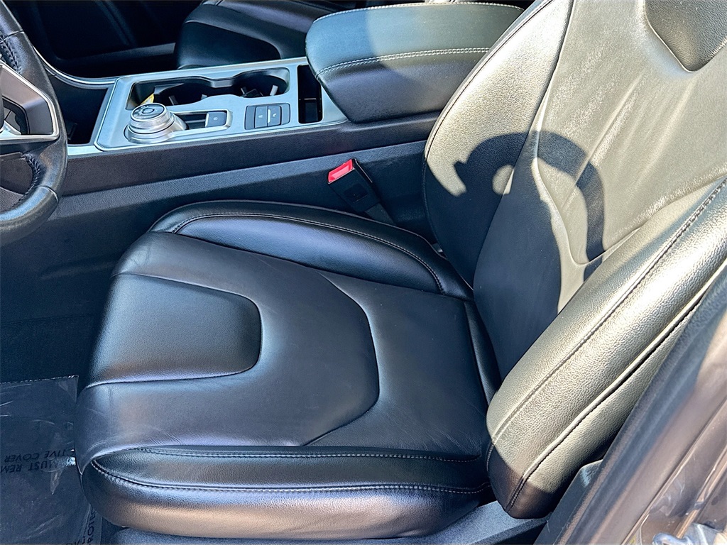 Vehicle image 17 of 23