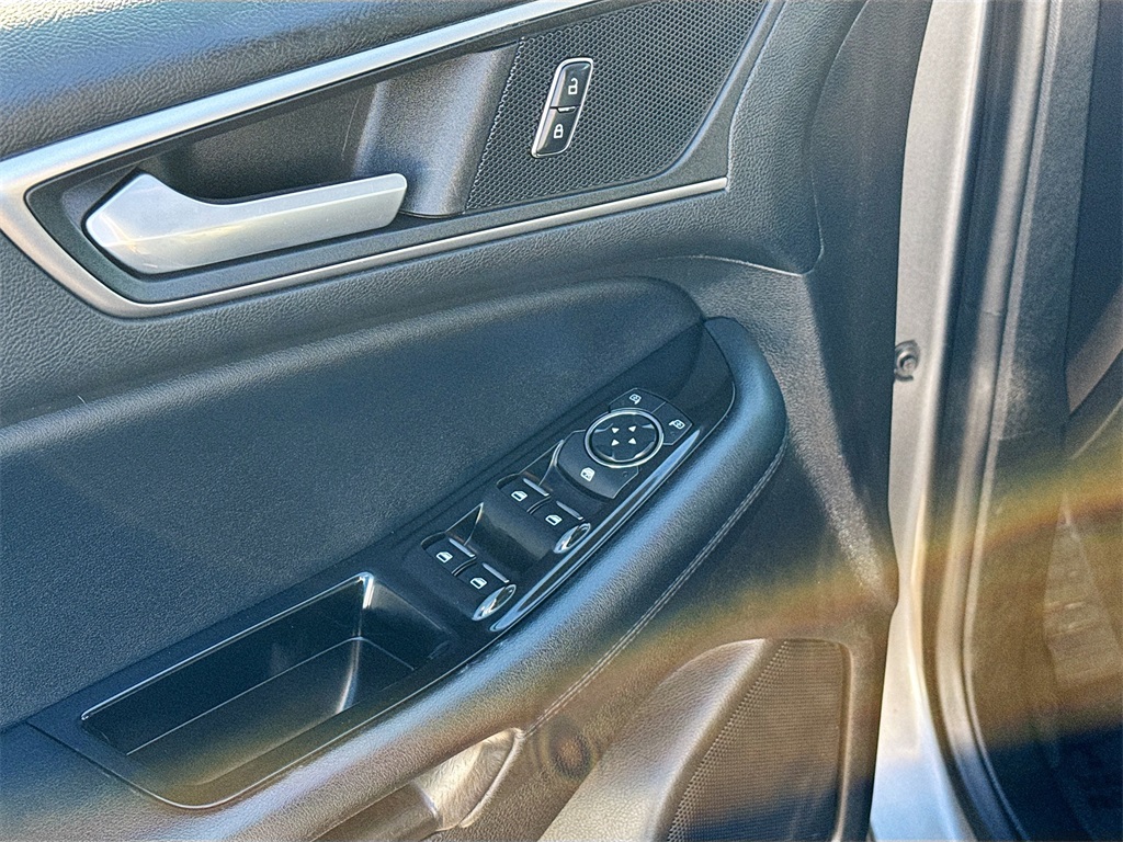 Vehicle image 16 of 23