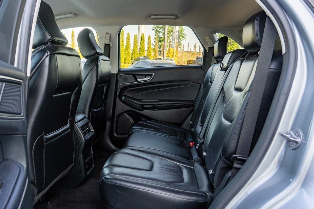 Vehicle image 16 of 31