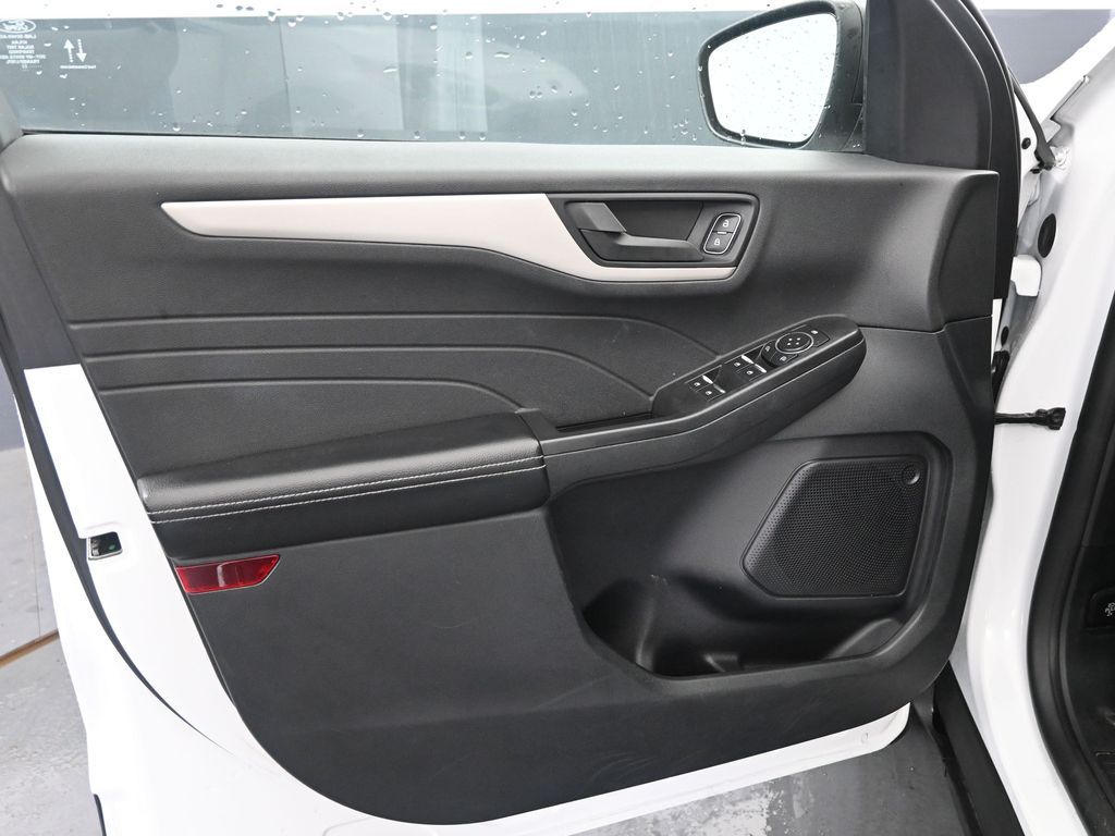 Vehicle image 40 of 48