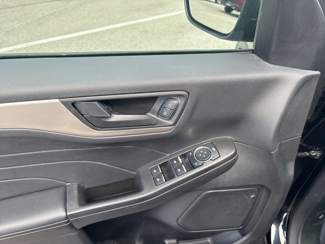 Vehicle image 16 of 33