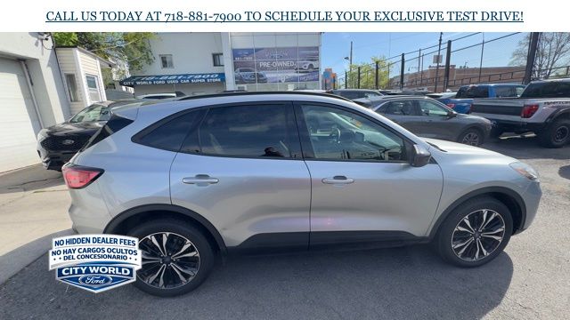 2022 Ford Escape SE Image 3 of 19