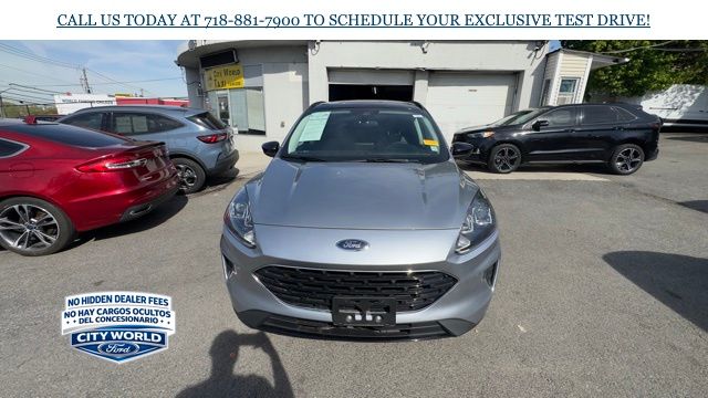 2022 Ford Escape SE Image 2 of 19