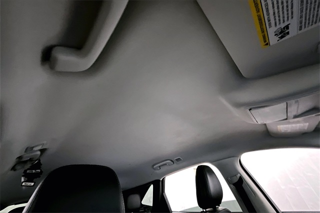 Vehicle image 21 of 32