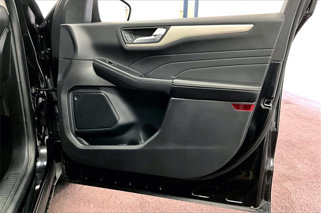 Vehicle image 23 of 32