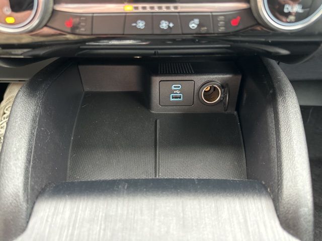 Vehicle image 32 of 42