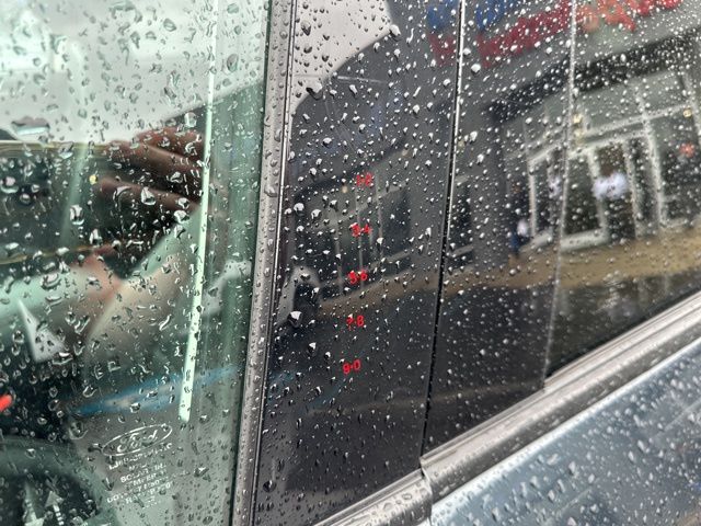 Vehicle image 21 of 42