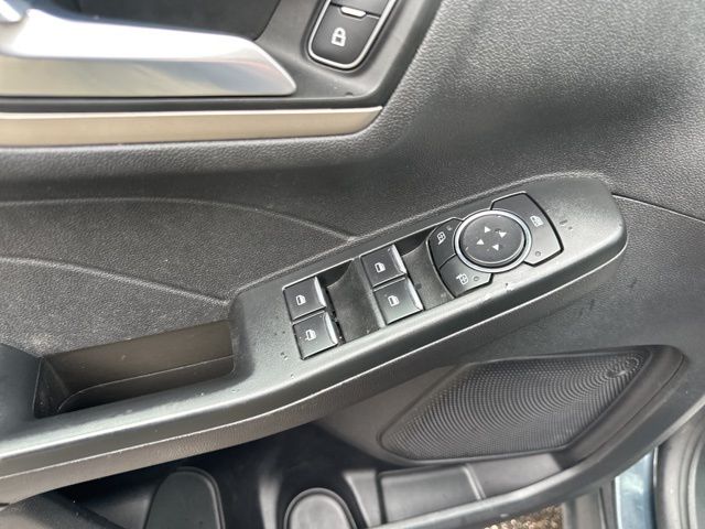 Vehicle image 23 of 42