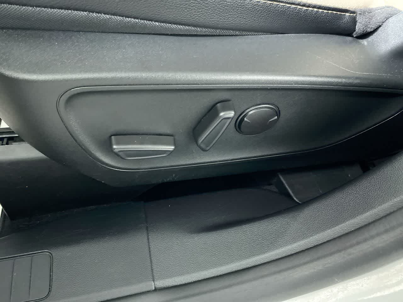 Vehicle image 14 of 30
