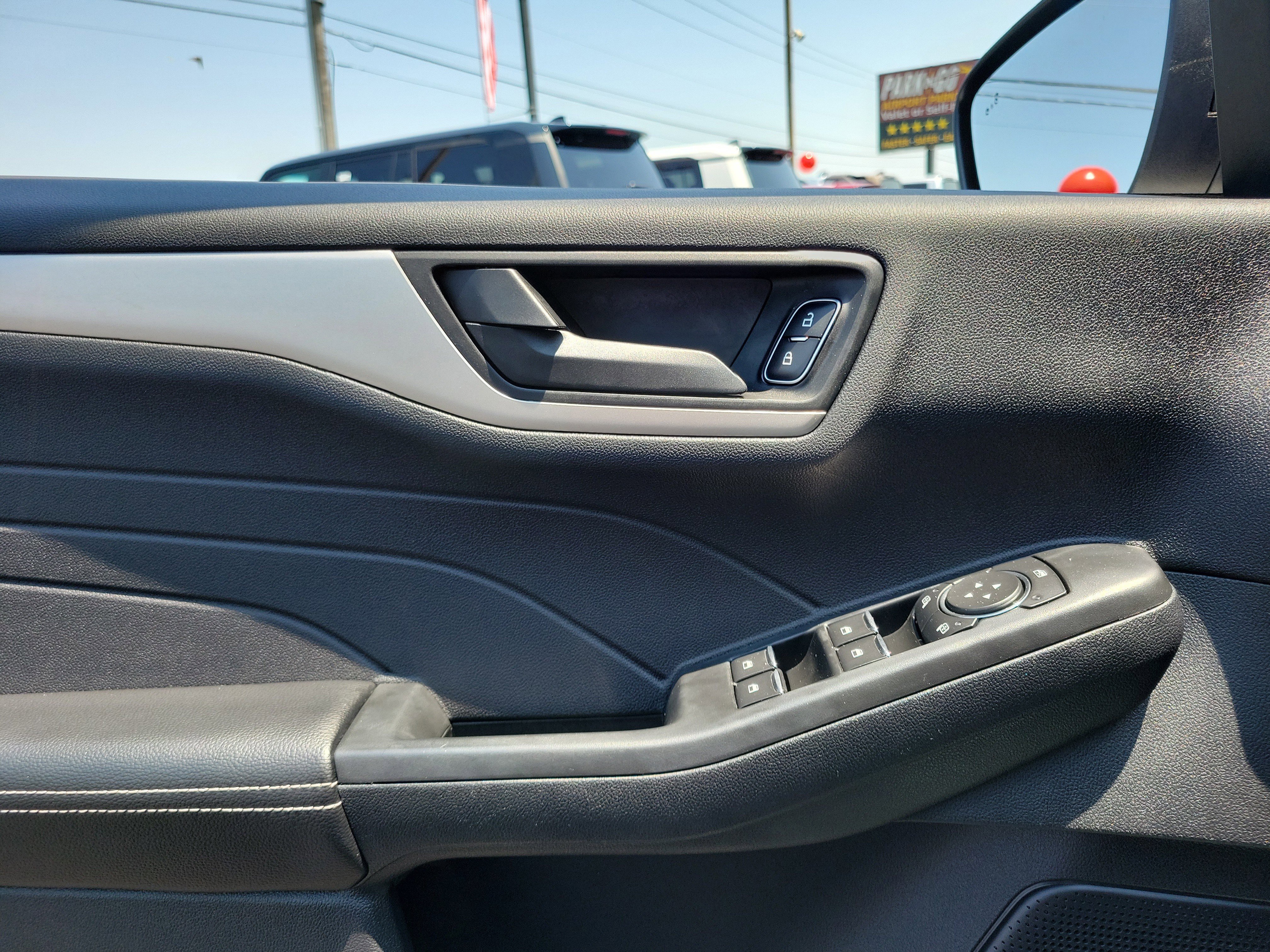 Vehicle image 17 of 30