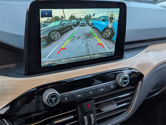 Vehicle image 17 of 28