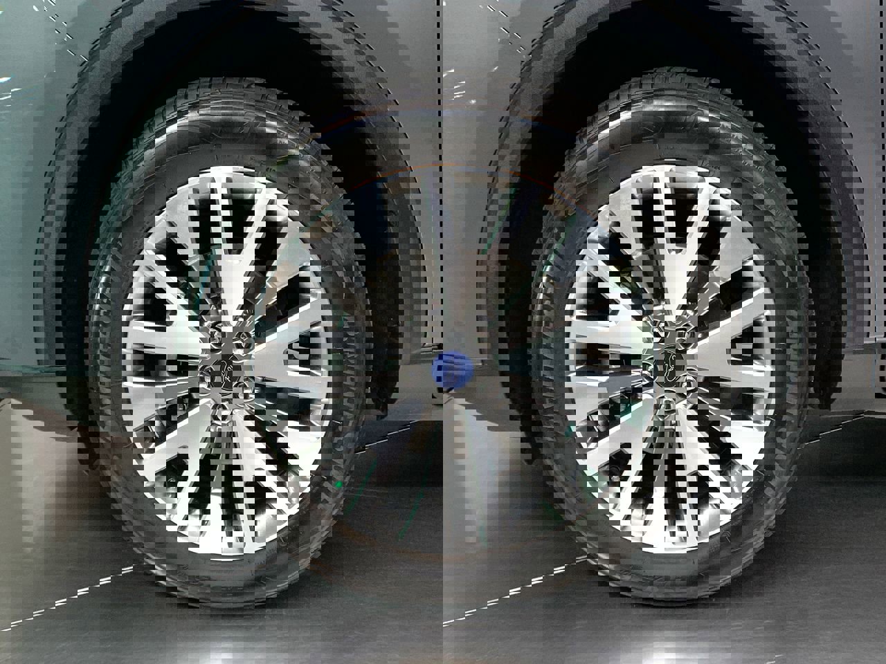 Vehicle image 14 of 40