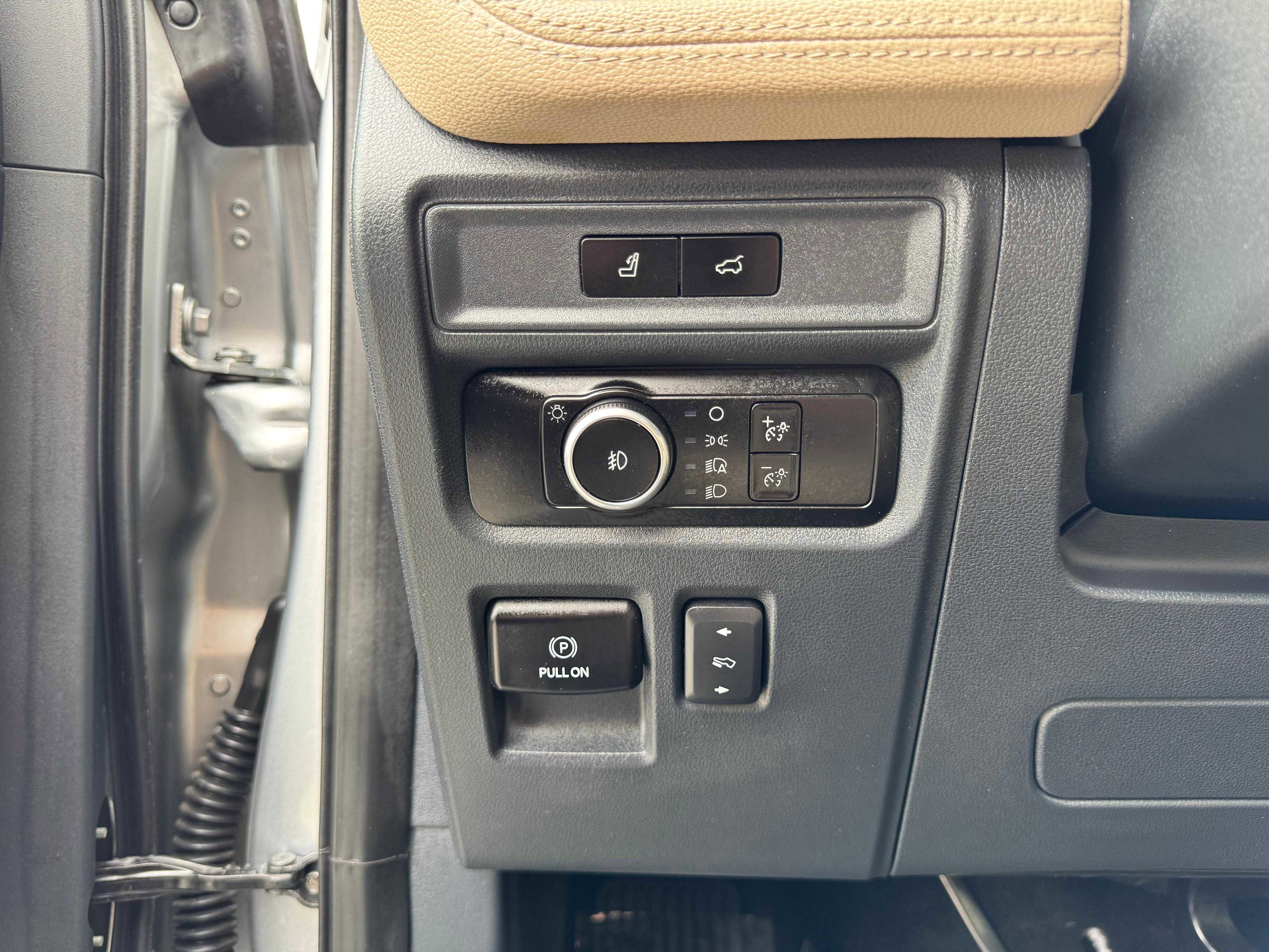 Vehicle image 33 of 92