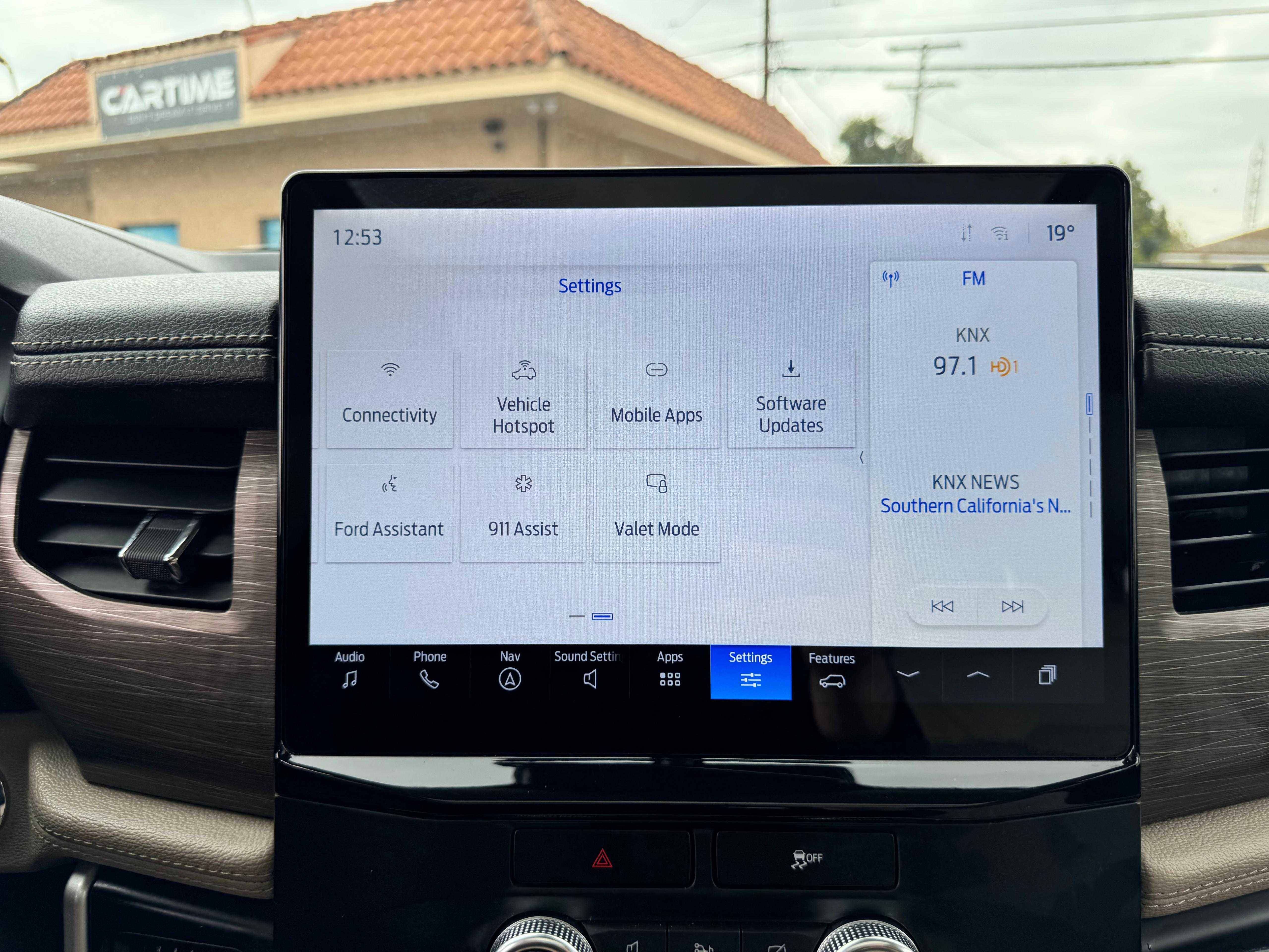 Vehicle image 75 of 92