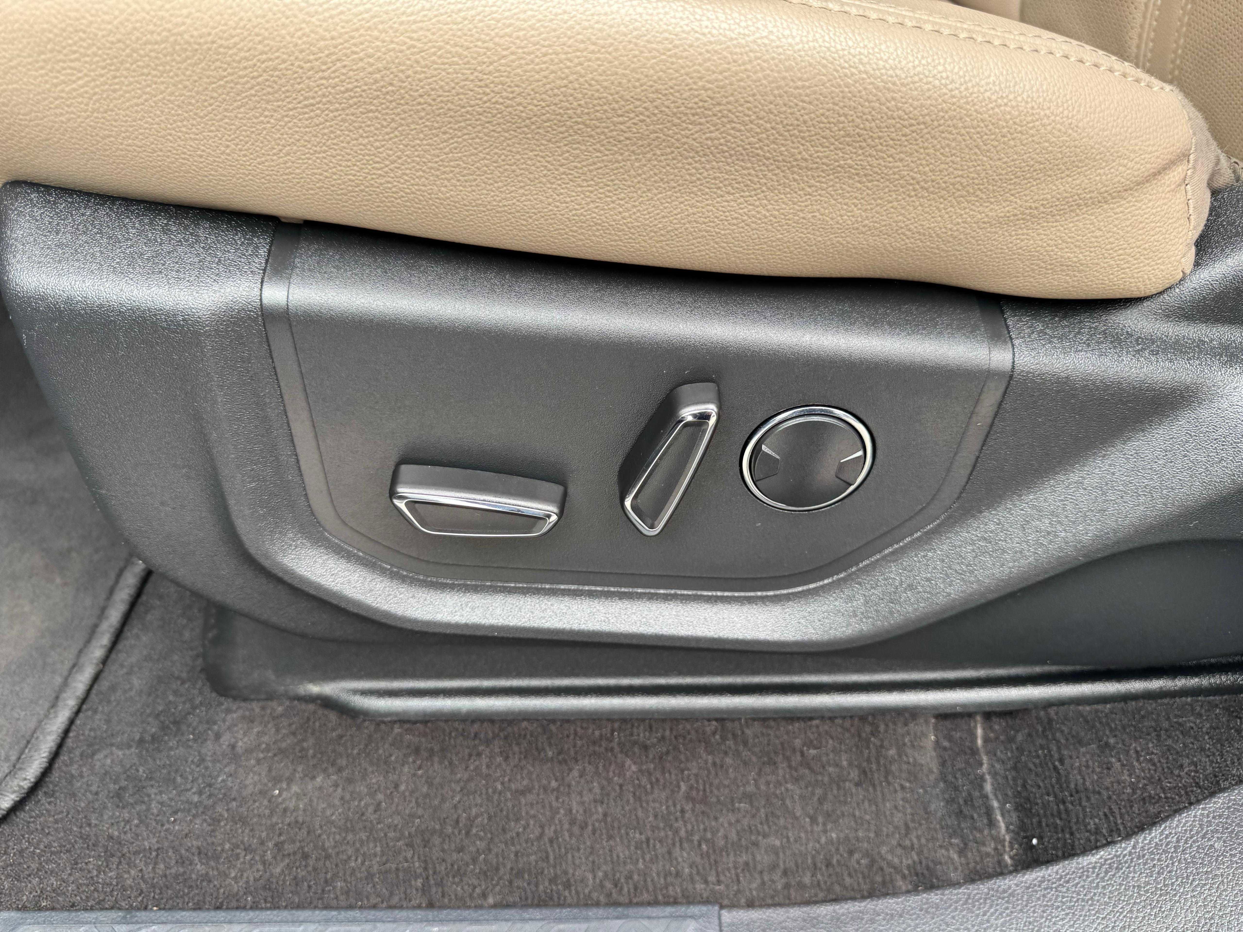 Vehicle image 34 of 92