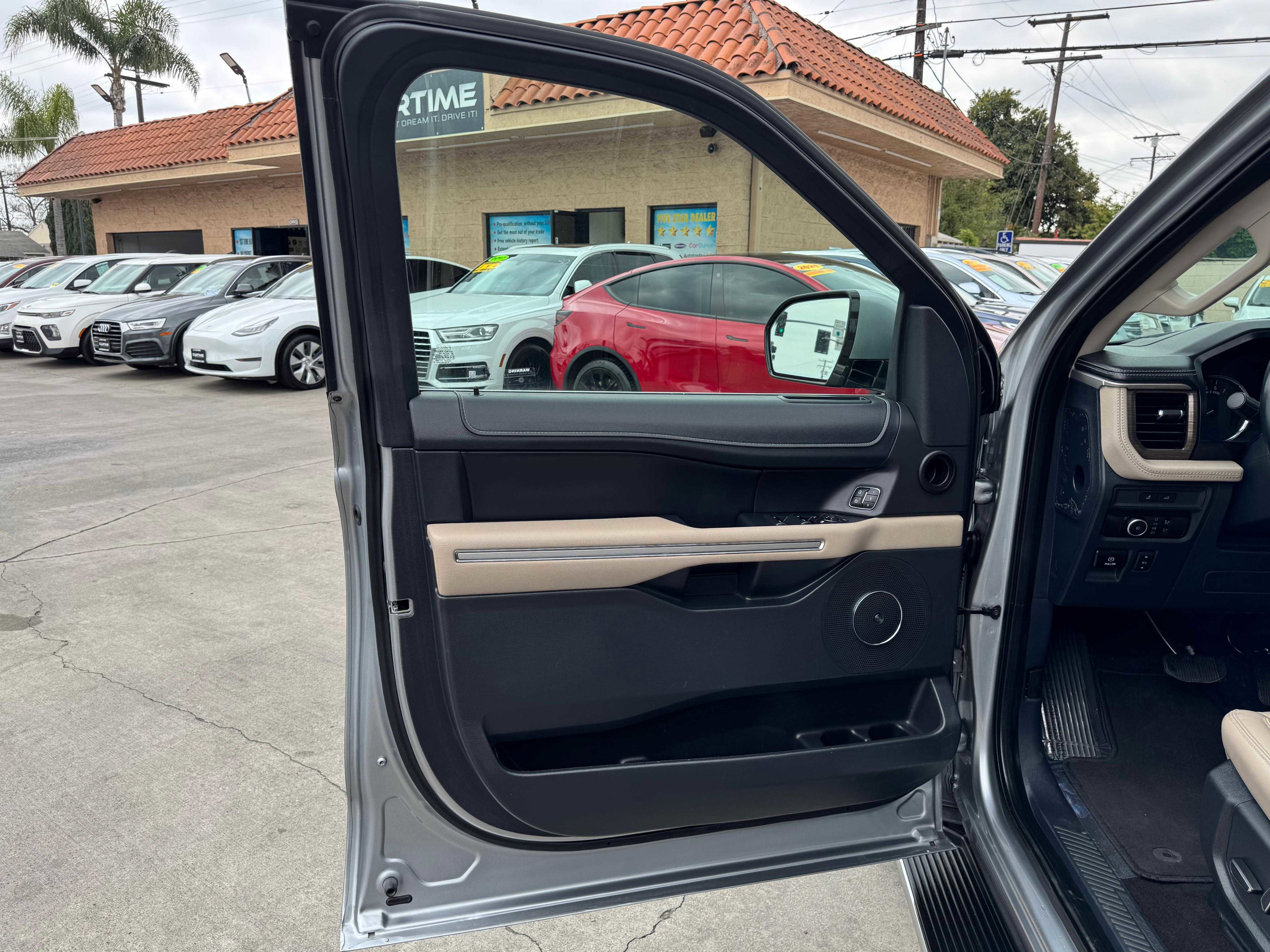 Vehicle image 27 of 92