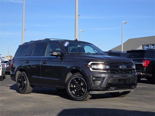 2022 Ford Expedition Limited Image 3 of 40