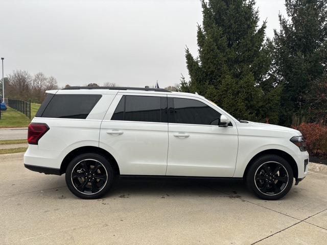 2022 Ford Expedition Limited Image 4 of 36