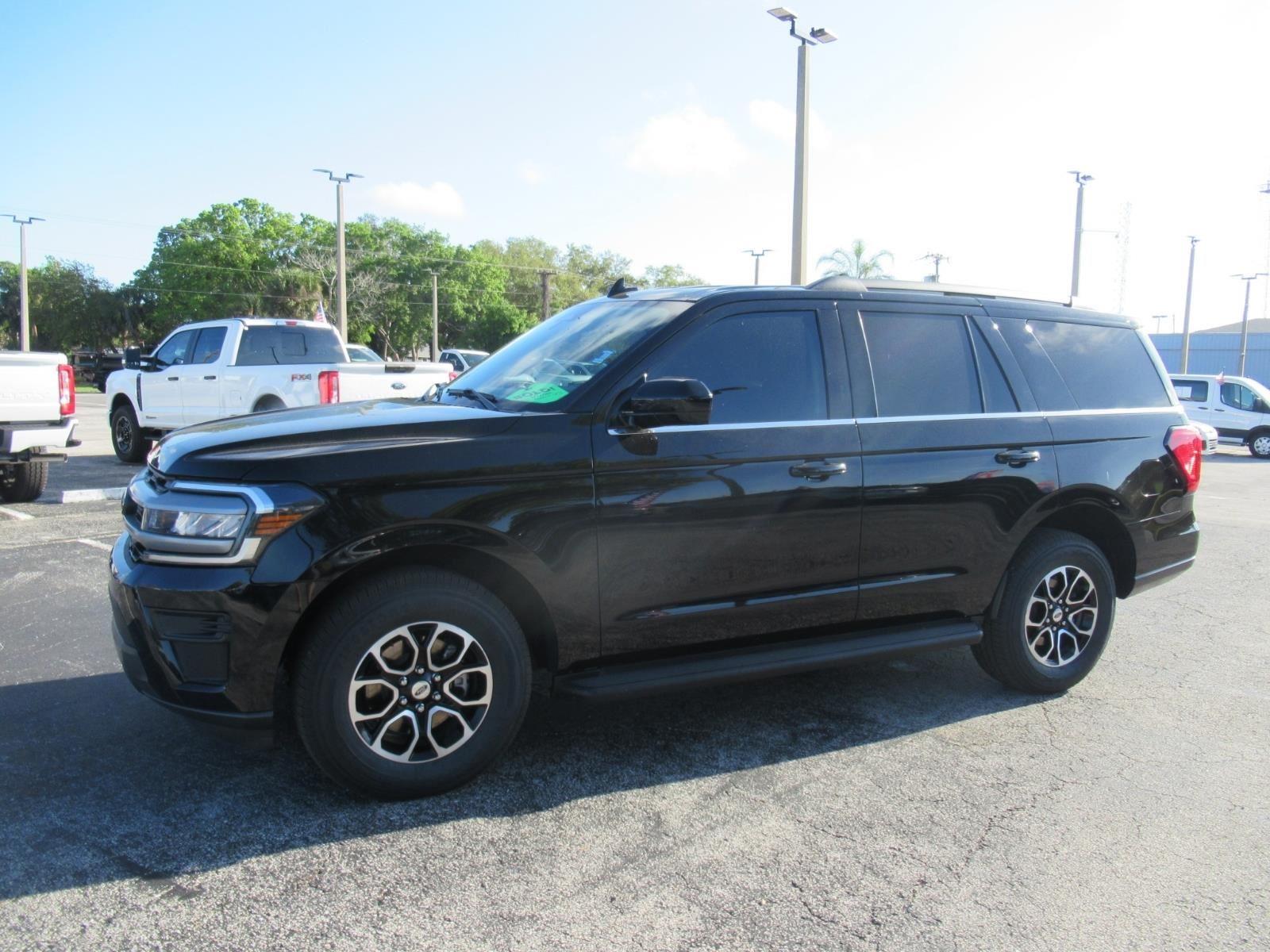 2022 Ford Expedition XL Image 2 of 33