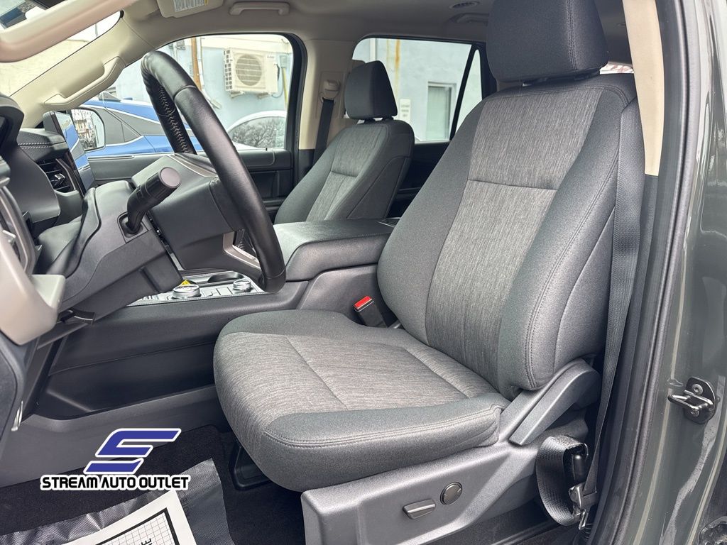 Vehicle image 16 of 40