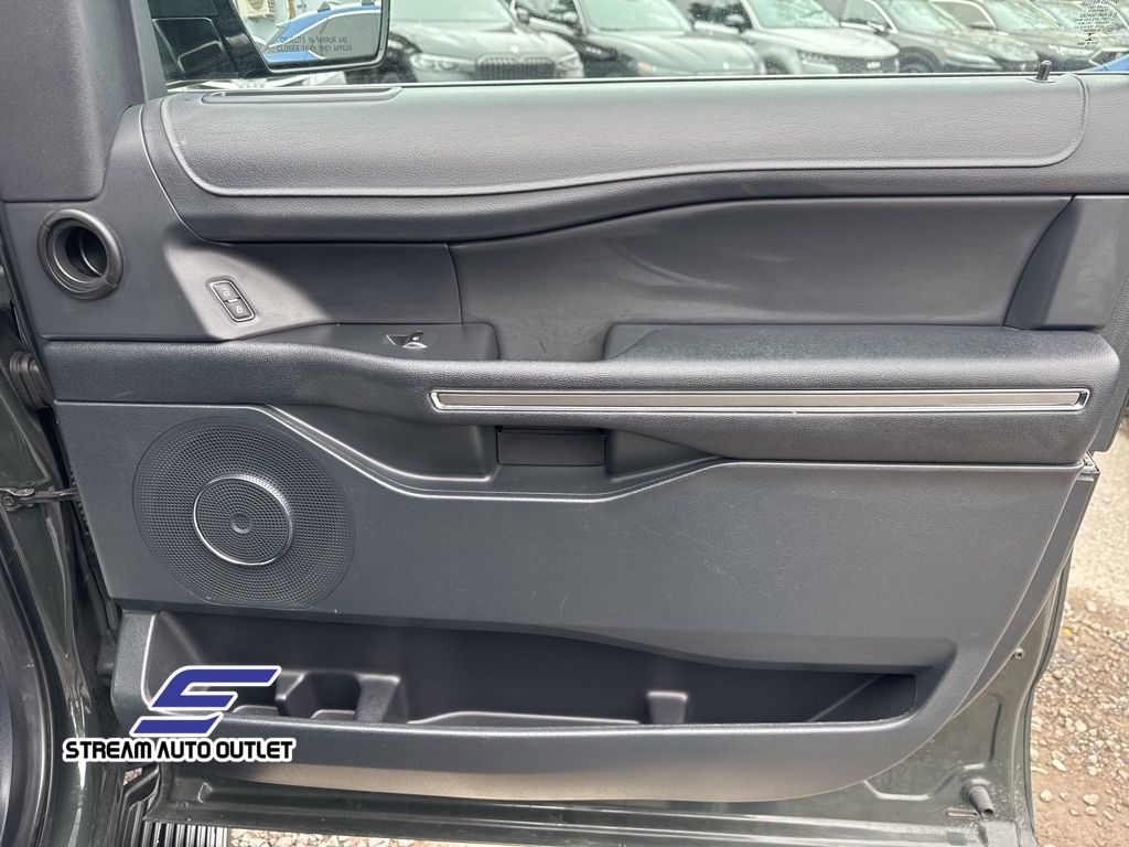 Vehicle image 36 of 40