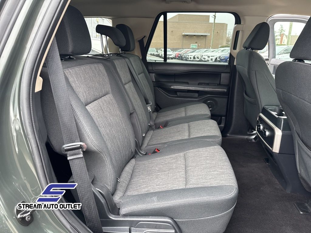 Vehicle image 33 of 40