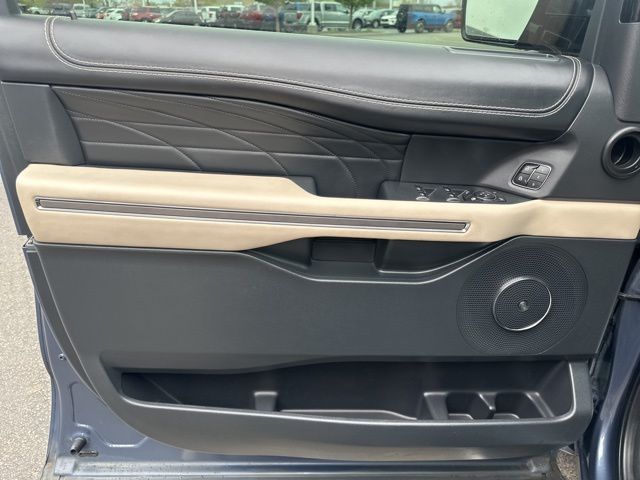 Vehicle image 32 of 64