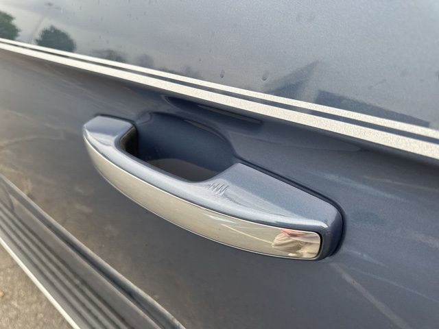 Vehicle image 20 of 64