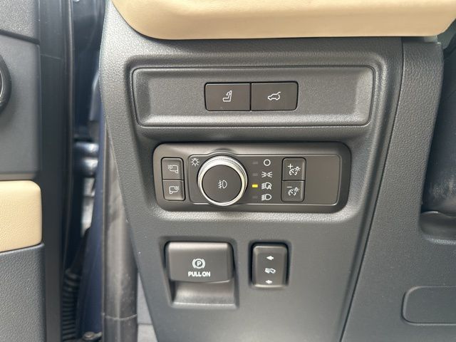 Vehicle image 37 of 64