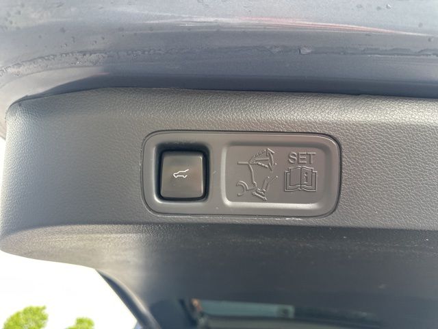 Vehicle image 14 of 64