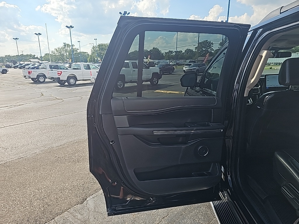 Vehicle image 29 of 32