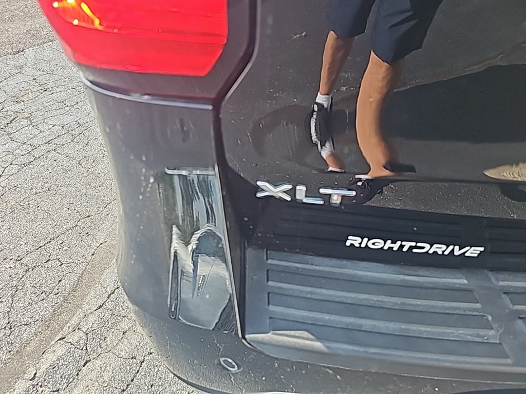 Vehicle image 9 of 32