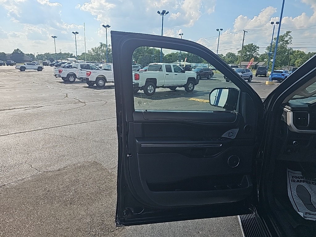 Vehicle image 17 of 32