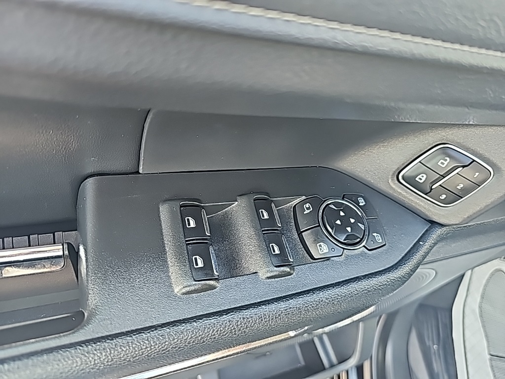 Vehicle image 24 of 32