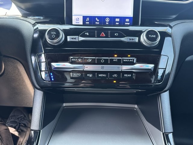 Vehicle image 25 of 28