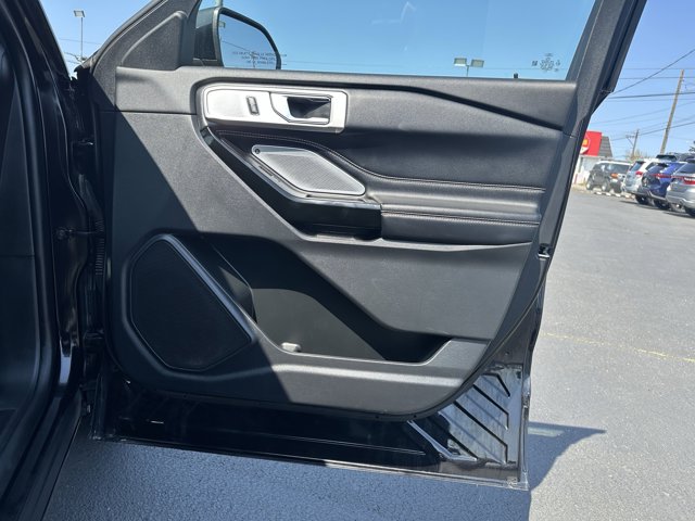Vehicle image 11 of 28