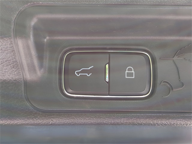 Vehicle image 8 of 39