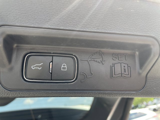Vehicle image 25 of 32