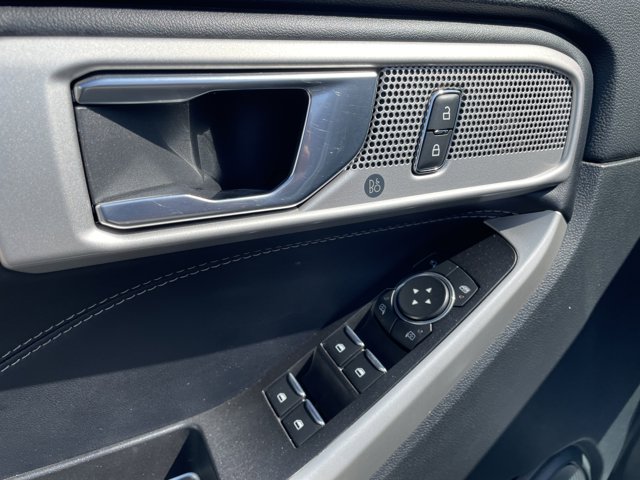 Vehicle image 24 of 32