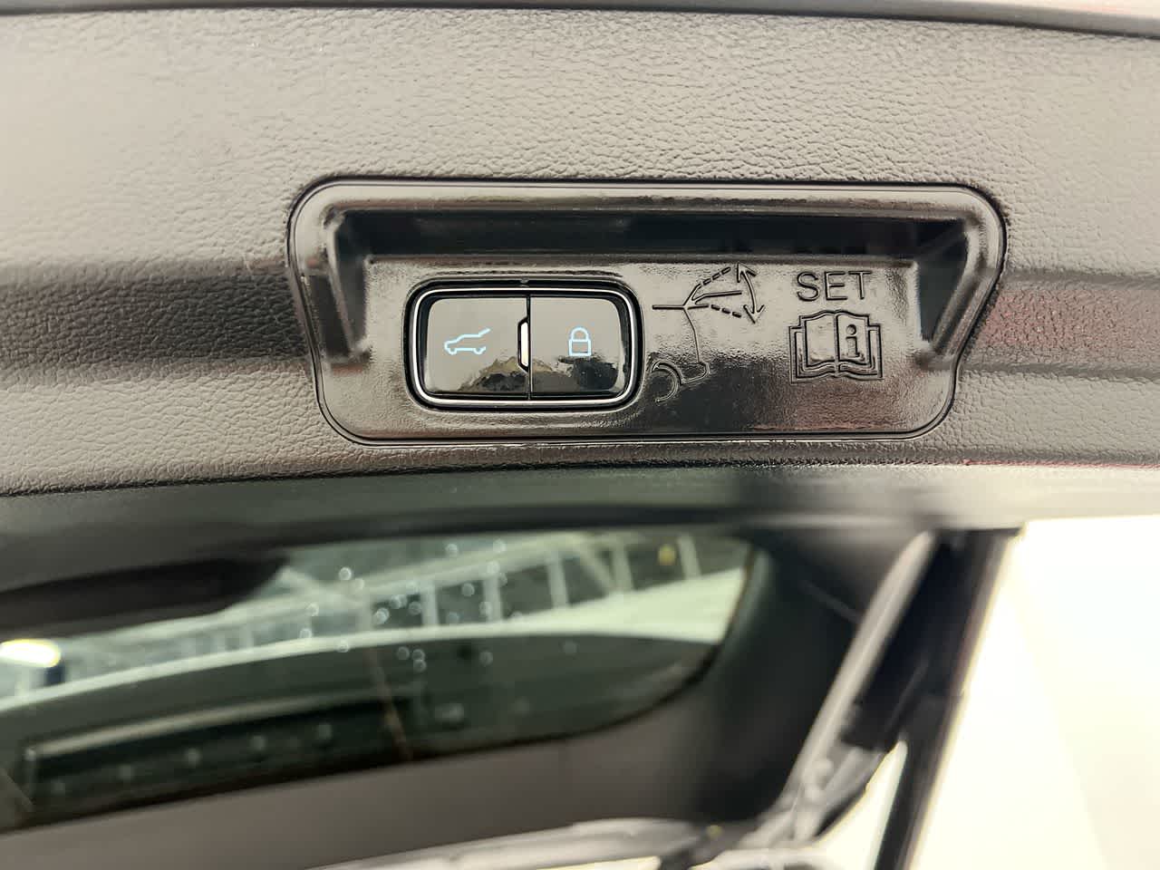 Vehicle image 17 of 19