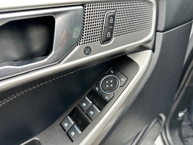 Vehicle image 27 of 33