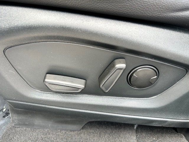 Vehicle image 28 of 33