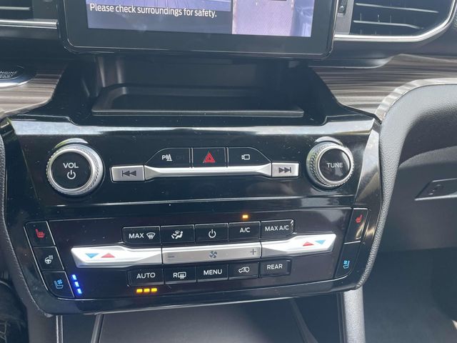 Vehicle image 27 of 43